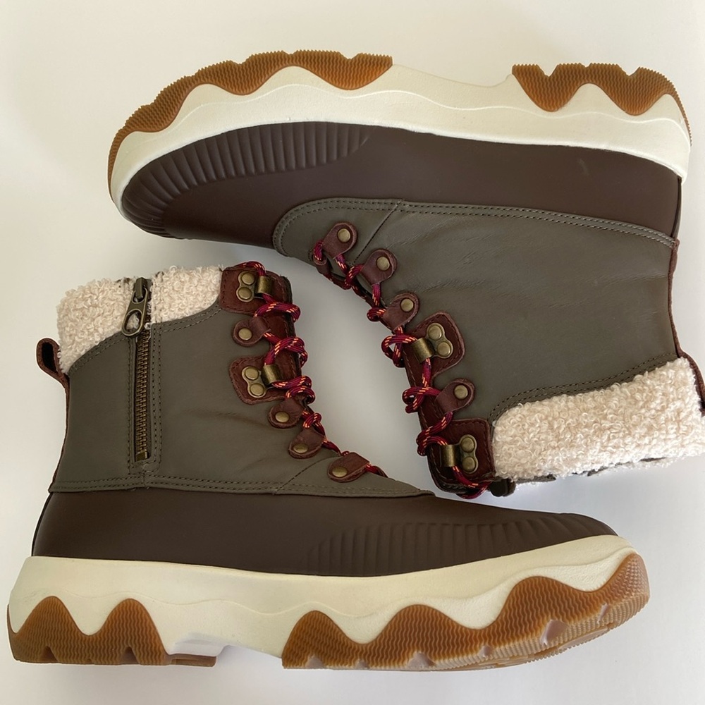 Sperry Women's Acadia Boot with zipper